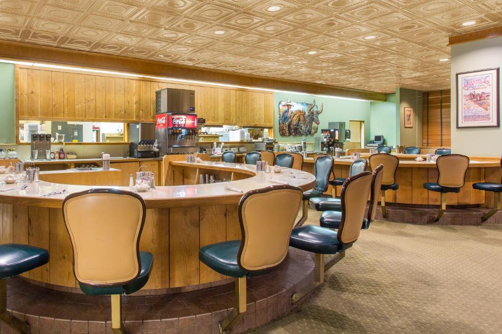 Ramada by Wyndham Elko Hotel at Stockmen's Casino - image 2